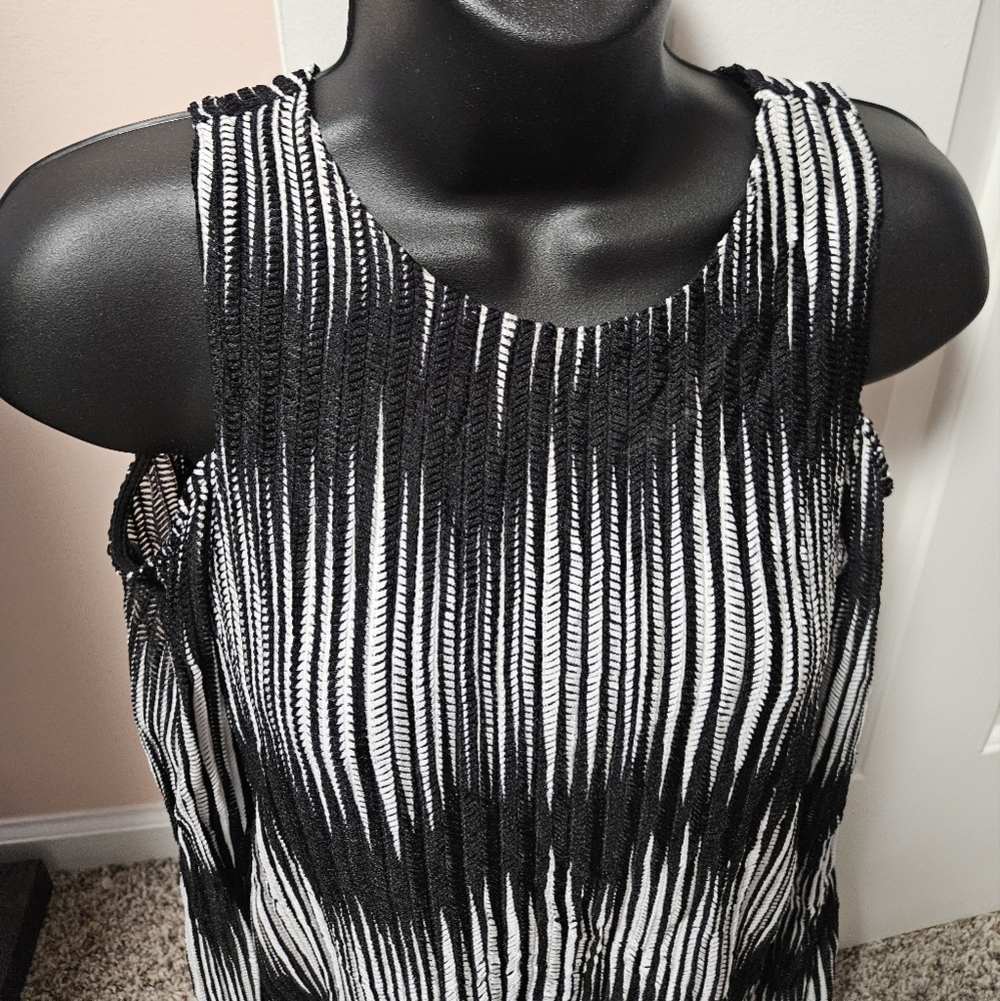 VENUS Cold Shoulder Top - Picture 4 of 13